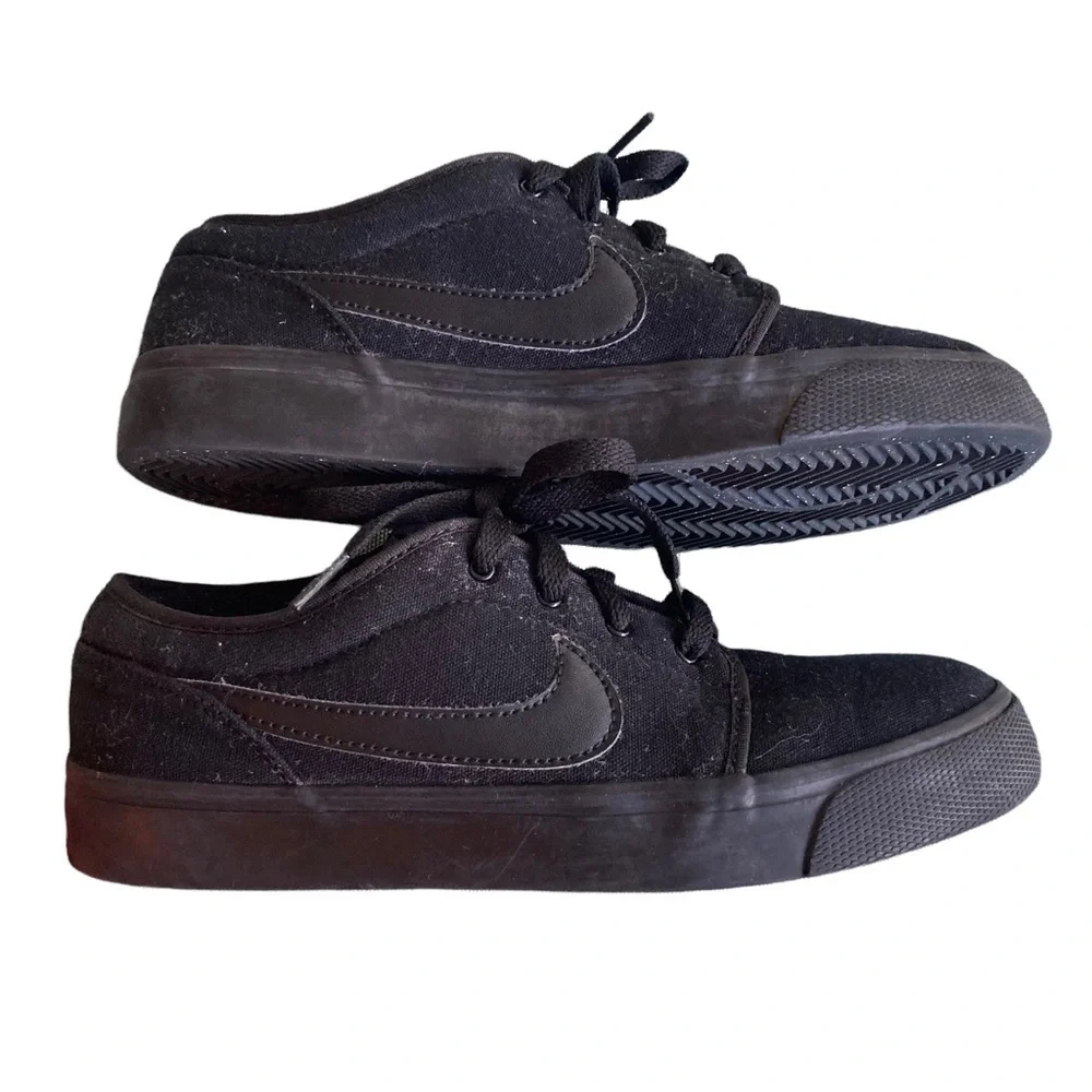 Nike W sz 8 youth 6 Toki Low Canvas black sneakers